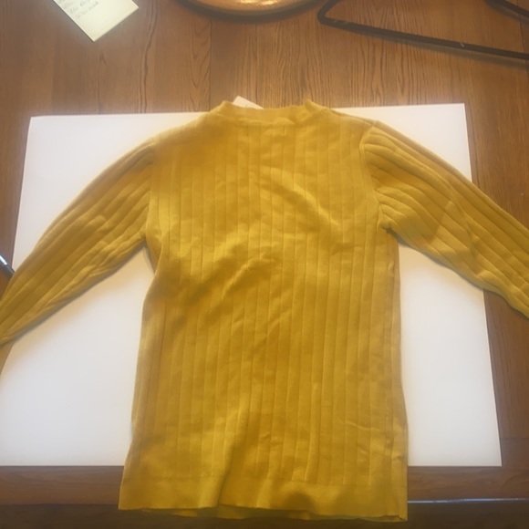 Yellow sweater - Picture 2 of 3